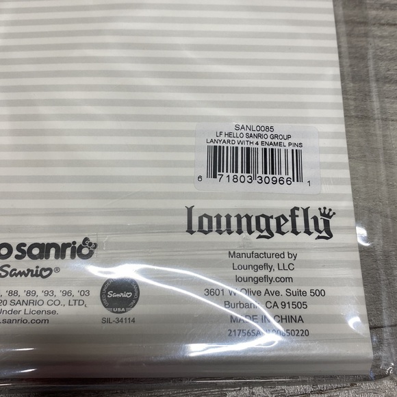 Hello Kitty Sanrio Lanyard with 4 enamel pins and cardholder - Picture 6 of 6